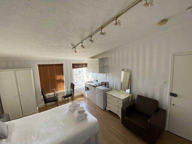 MEDIUM SIZE DOUBLE STUDIO -SHEPHERDS BUSH/OLYMPIA