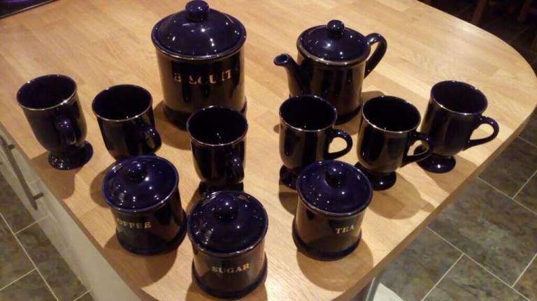 Mug set with coffee pot and barrels