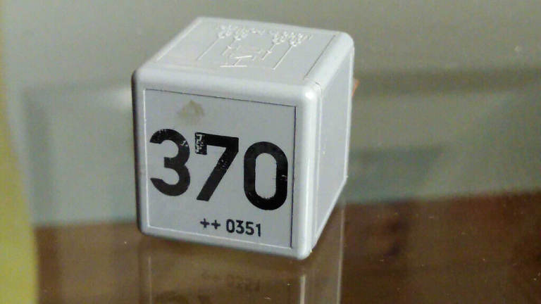 Audi Skoda Seat VW Relay 370 - 8D0951253