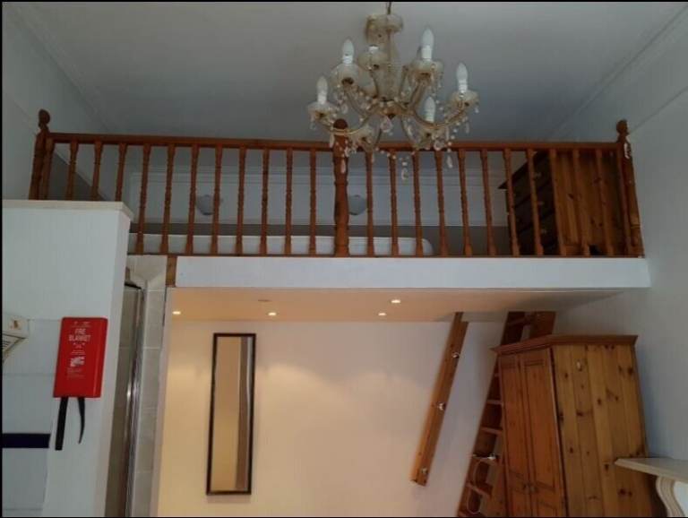 'DOUBLE STUDIO AT NOTTINGHILL GATE W2  ZONE 1- 2 minutes from tube in very quiet cul de sac opp park