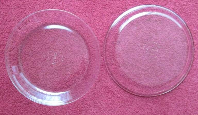 PAIR LARGE GLASS PIE PLATES, 9; - '  OVEN & MICROWAVE SAFE, good condition