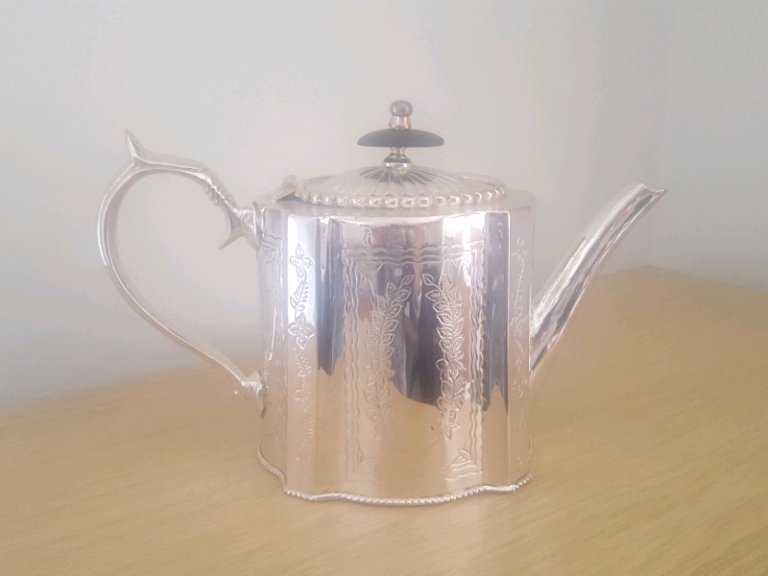 Windsor collection English Sheffield - style silver plated tea pot.