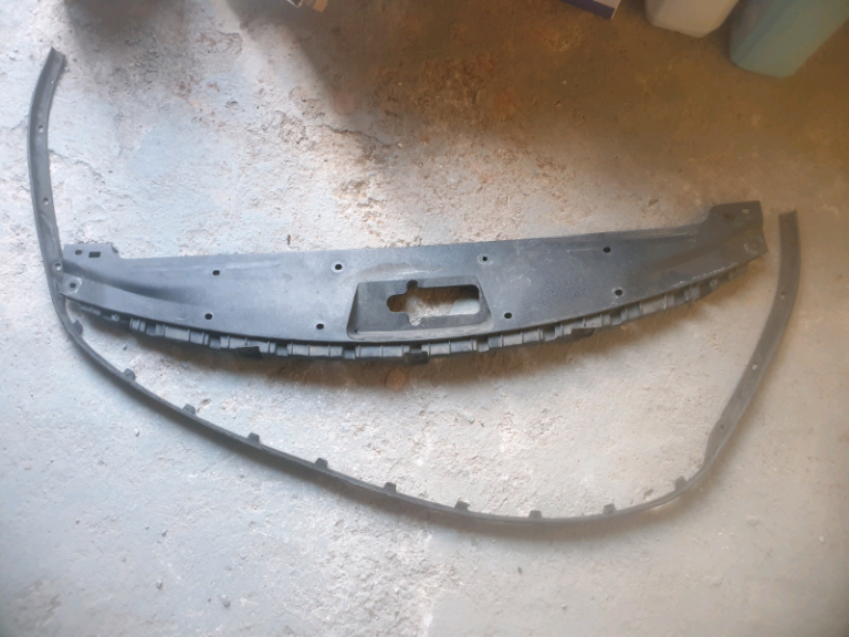 Hyundai i40 2015 front bumper top plastic piece an lower bumper strip 