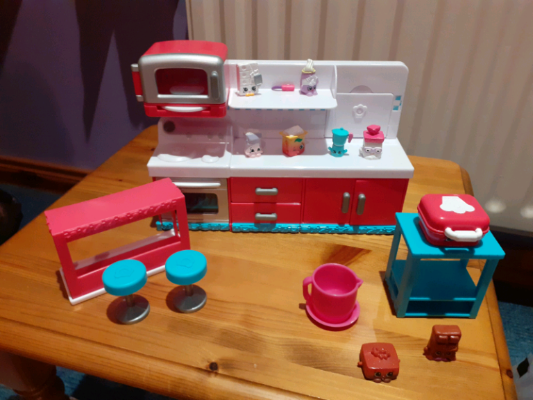 Shopkin kitchen and waffle maker.