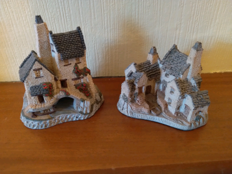 Pair of David Winter model cottages