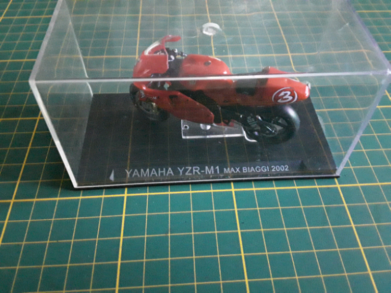 YAMAHA  YZR-M1   MOTORCYCLE MODEL IN TRANSPARENT  CASE.