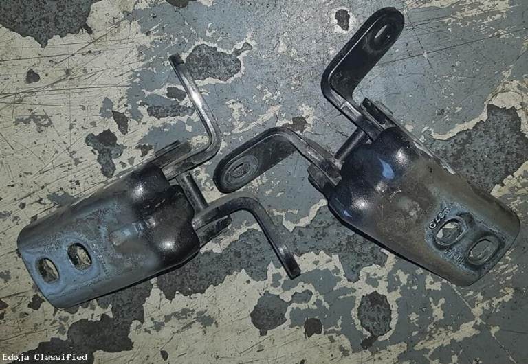 Vauxhall Astra J Right Side Door Hinges 2011
