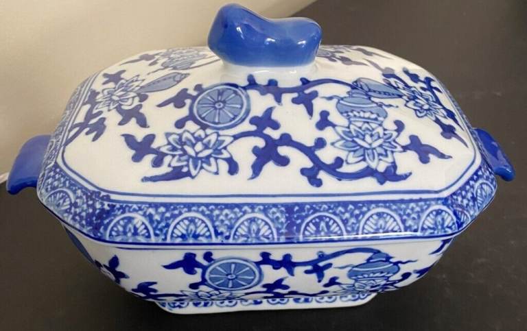 BLUE & WHITE, VINTAGE, CHINESE, RARE, RECTANGULAR CERAMIC SMALL TUREEN WITH LID. MINT.