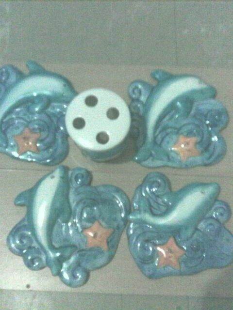 4x Ceramic Dolphin's plaque & matching toothbrush holder
