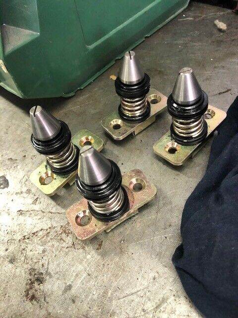 Hood pins Ferrari F40