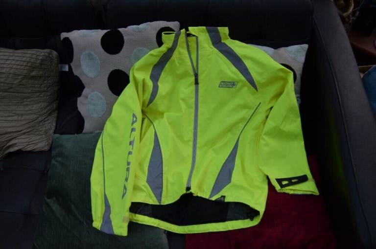 Altura Night Vision hi-viz yellow cycling jacket age 7-9 chest 38 inch