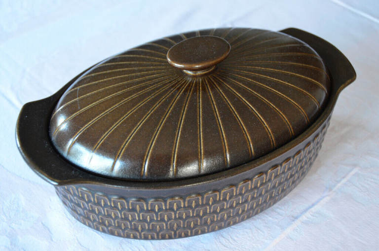 Wedgwood 'Pennine' 12 1/2 inch Casserole dish with lid. Plus other Vintage classics in this range..
