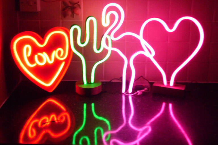 LED NEON TABLE LAMPS PINK HEART RED LOVE HEART OR PINK FLAMINGO DESIGN LIGHT