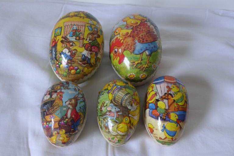COLLECTIBLE/COLLECTABLE: VINTAGE Traditional EAST GERMANY (GDR) paper mache/papier-mâché Easter Eggs