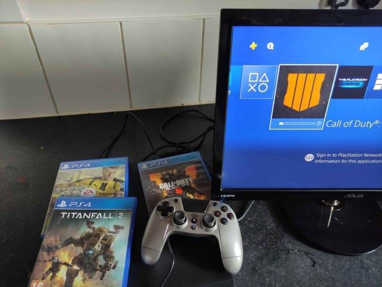 PS4 console with 3 games bundle Boxed cod FIFA Titanfall