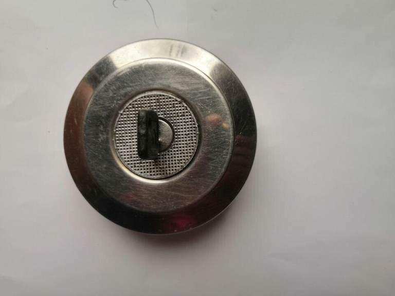 Give us an offer Beluftet Non.Ventile Chrome Locking Classic Car fuel cap 1 key Franch