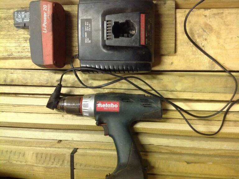 METABO BATTERY DRILL,2 x BATTERIES & CHARGER