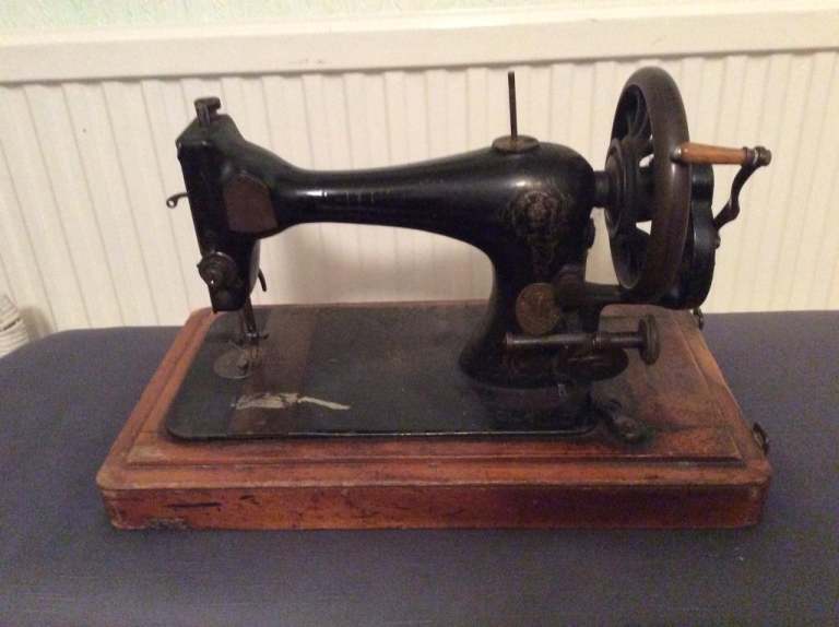 Antique singer sewing machine vintage hand crank 1875