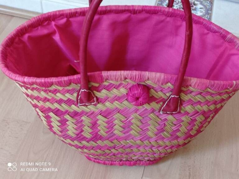  Straw Hand/ Beach Bag  Excellent Condition Bargain.!!