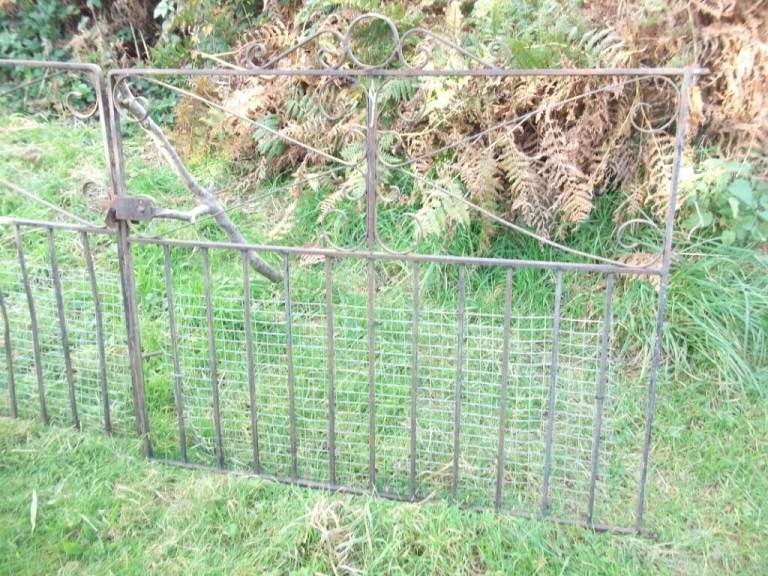 DECORATIVE DRIVEWAY GATES
