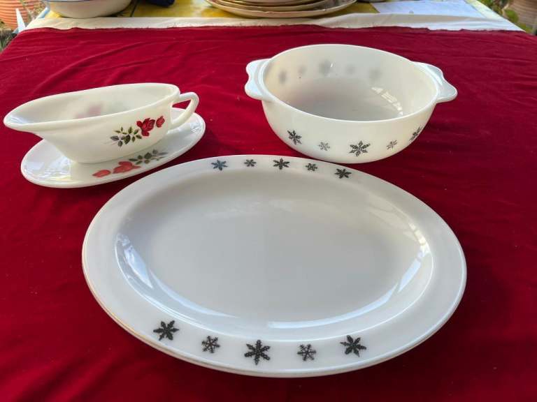 PYREX 1960. ROSES AND SNOWFLAKE PATTERNS vintage patterns 