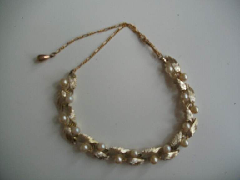 Vintage Lisner Gold Tone and Pearl Costume Necklace