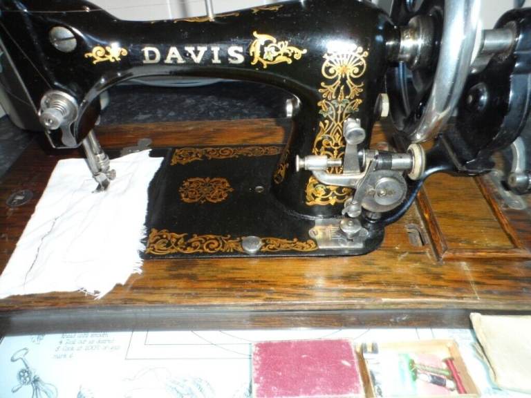 vintage davis heavy duty hand crank  sewing machine