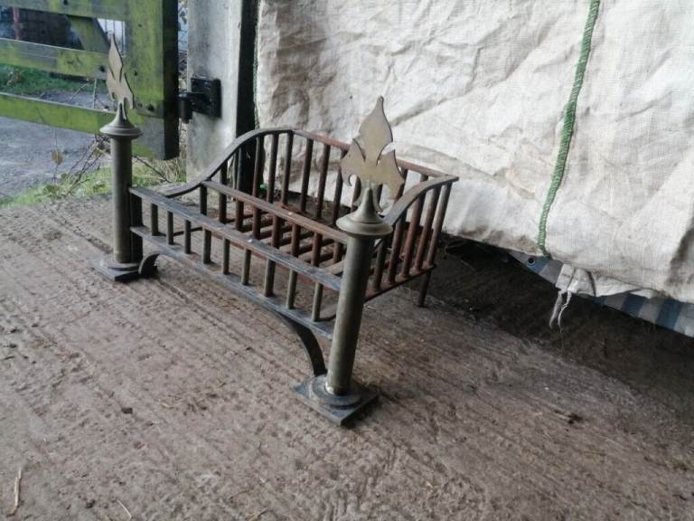 CAST IRON FIREPLACE / BASKET 