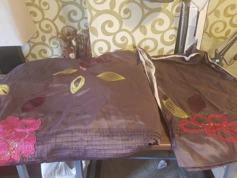 X 2  set  king size modern and stylish   king size bedding spotless condition 