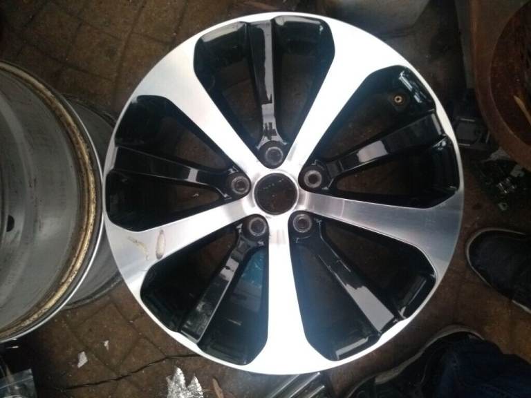 18 Inch Kia Sorenta Wheel in Good condition in West London Area
