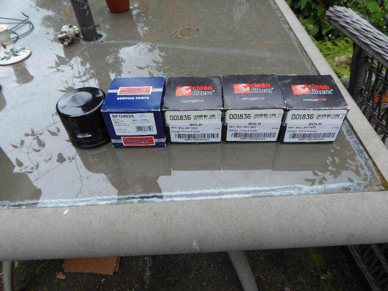 Dacia DUSTER oil filters x 4 + 1 air filter.