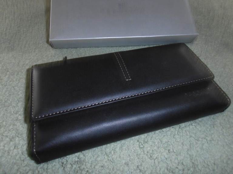  - NEW -  Real  LEATHER  Brown purse/Wallet ,  REACTION  by Kenneth Cole
