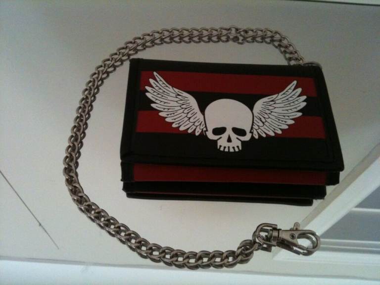 SKULL WALLET WITH CHAIN BRAND NEW GOOD STOCKING FILLER
