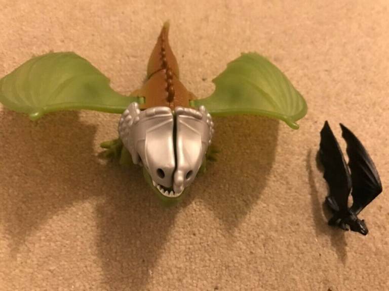 How to Train Your Dragon, two different dragons, large and small