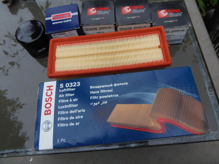 Dacia DUSTER oil filters x 4 + 1 air filter.