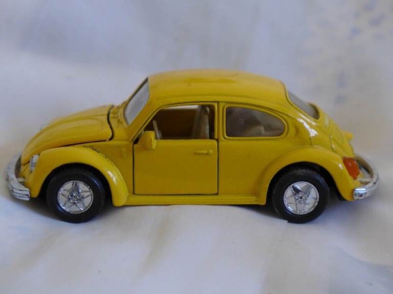 Collectable Model Toy Car: VW VOLKSWAGEN BEETLE Welly 1303 No 9049.