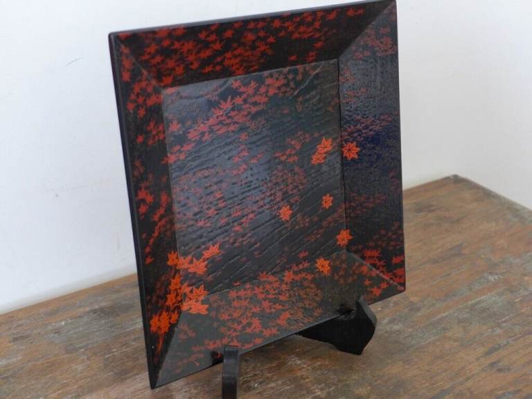 DECORATIVE 1970s VINTAGE JAPANESE PLATE ON TRADITIONAL STAND.