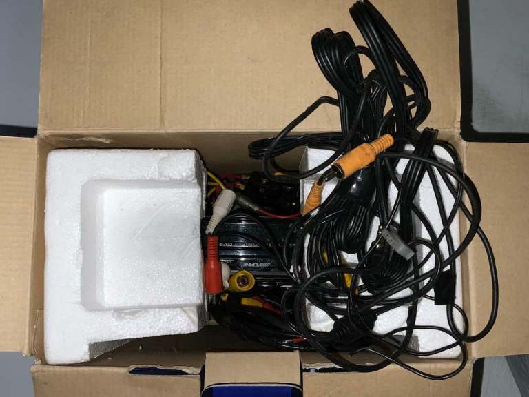 COMPLETE SET ALPINE CAR SAT NAV, 6 CD CHANGER, FOLDING HEAD UNIT SCREEN, ETC