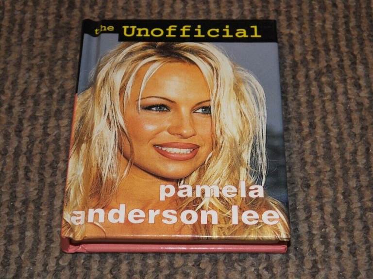 PAMELA ANDERSON - (1996) MINI BOOK
