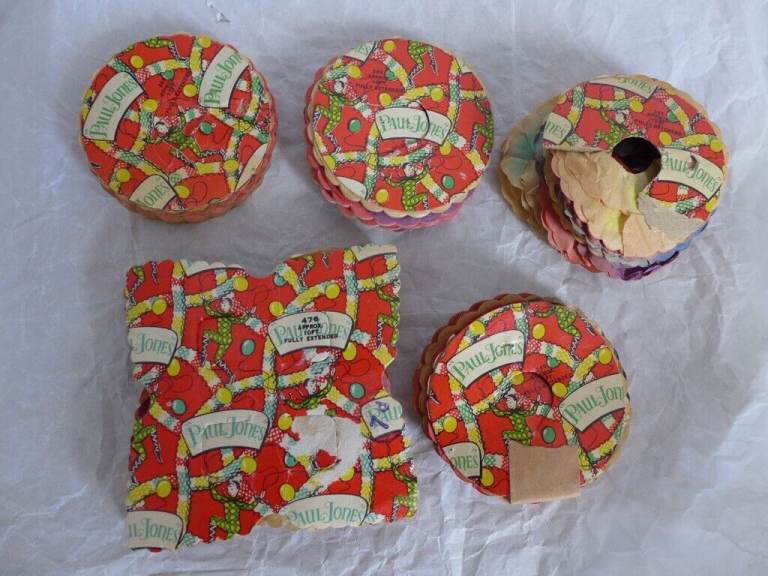 COLLECTABLE: 6 VINTAGE CHRISTMAS PAPER CHAINS.