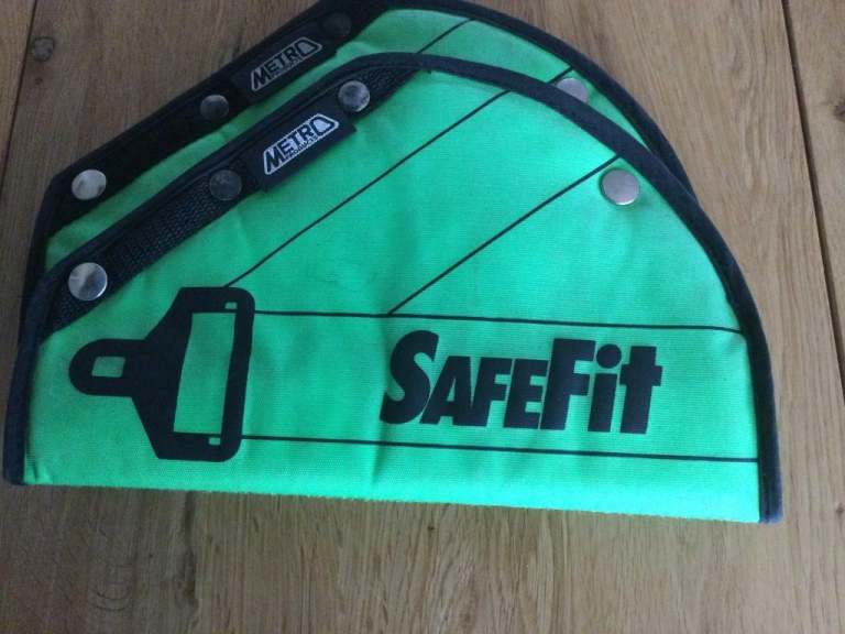 Safety pads for children in car seat belts (2).