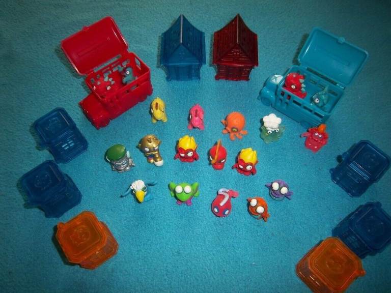 Bundle of Zomlings Toys (Buses, Houses, Phone Boxes) IP1
