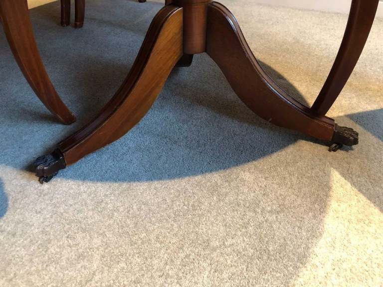 Yew extending dining table with 2 carver chairs and 4 dining chairs