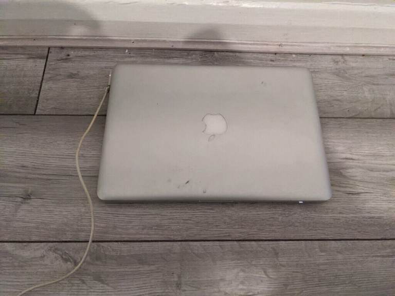 Apple MacBook Pro - 13 Inch - Core i5 - 2.4 GHz - 4 GB RAM - 500 GB - Late 2011w