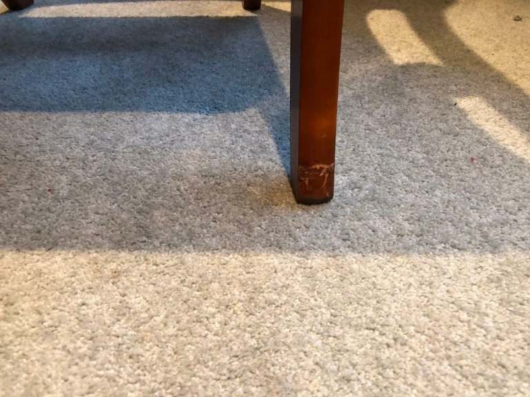 Yew extending dining table with 2 carver chairs and 4 dining chairs