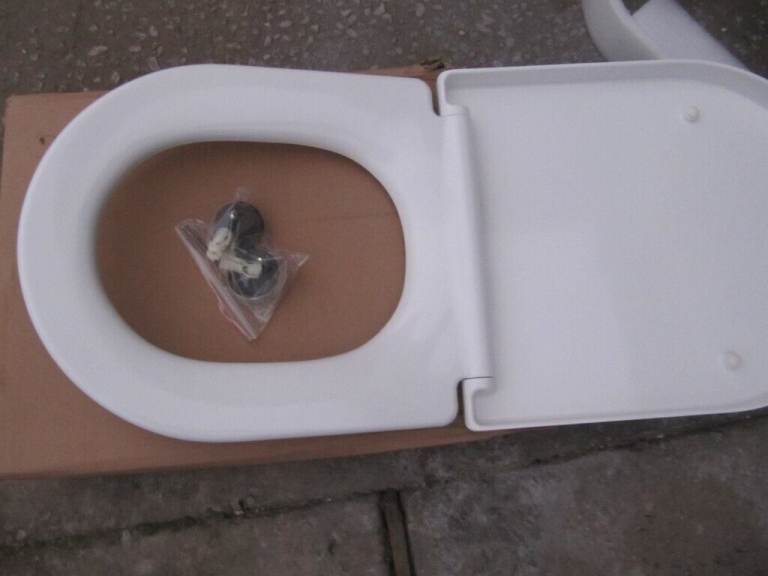 new white  soft close toilet seat & fittings can post for extra  £5.00.