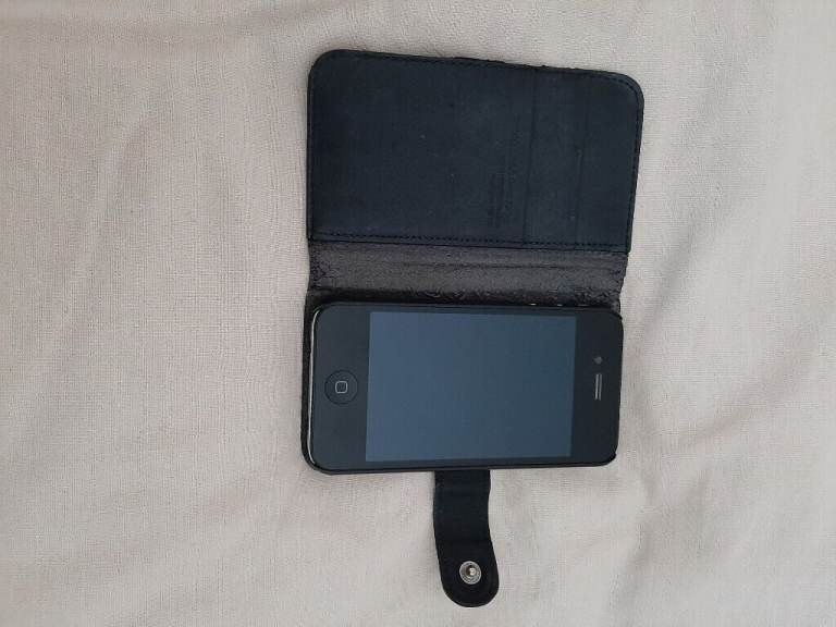 Apple iPhone 4S 8GB Unlocked Black Smartphone + SGP Valentinus Leather Wallet