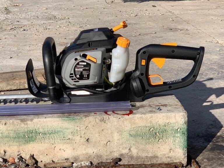 Petrol Hedge Trimmer, TITAN 26cc, 30 inch Cutting Blade, As New, Last One!