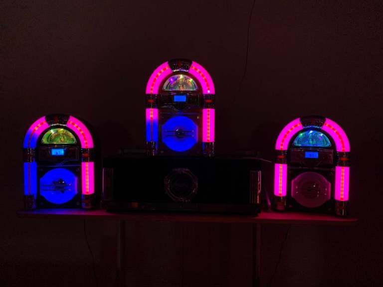 NEW COUNTERTOP JUKEBOX CD/RADIO/BLUETOOTH 