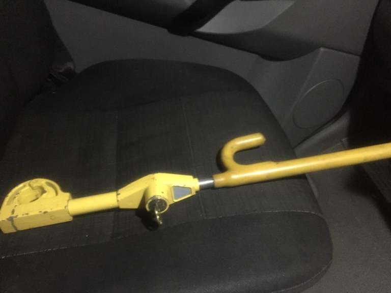 Steering wheel adjustable lock with one key